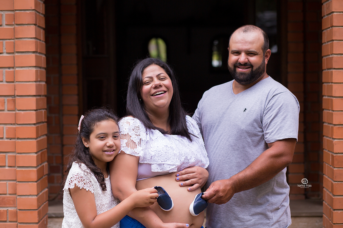 a familia se diverte no ensaio externo de gestante