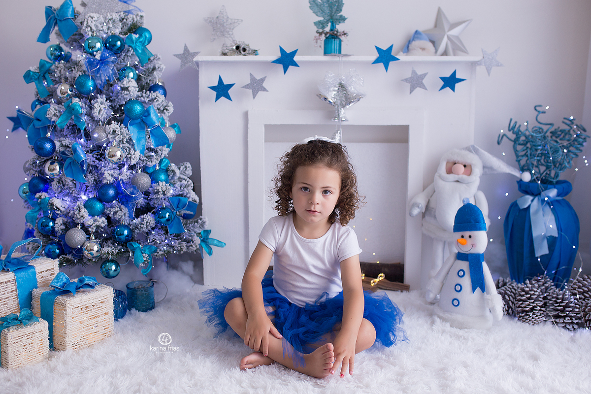 a menina olha para a fotografa de crianças de caxias do sul, karina frias