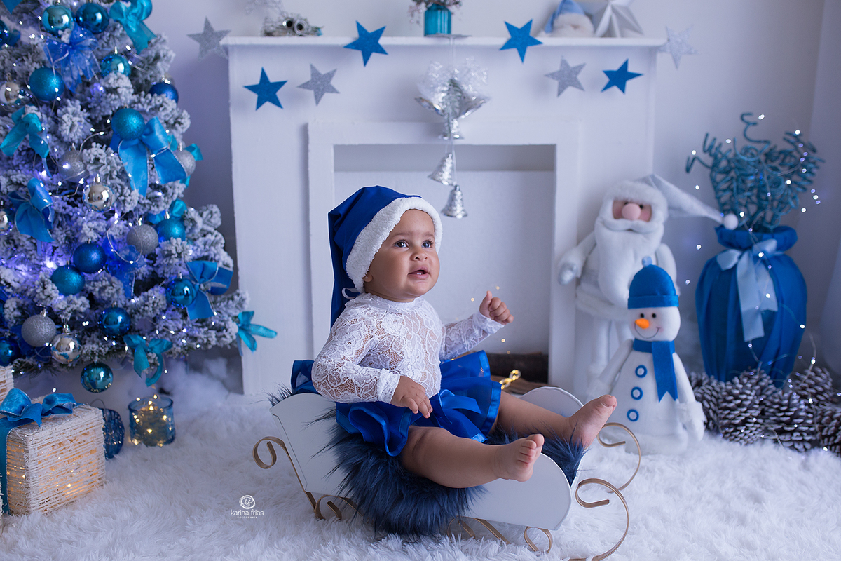 a menina esta sentada no trenó para as fotos do natal de 2020