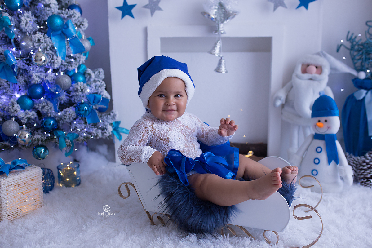 no ensaio infantil, a menina sorri