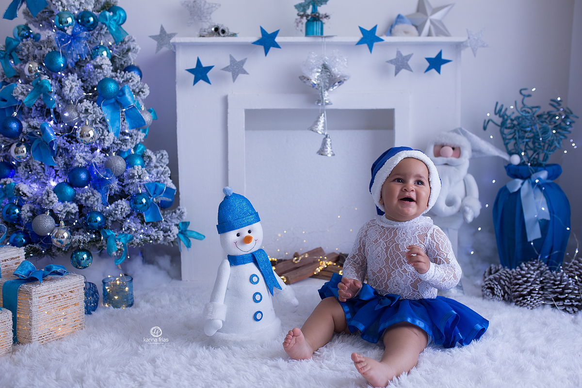 a menina se diverte no ensaio de natal 2020