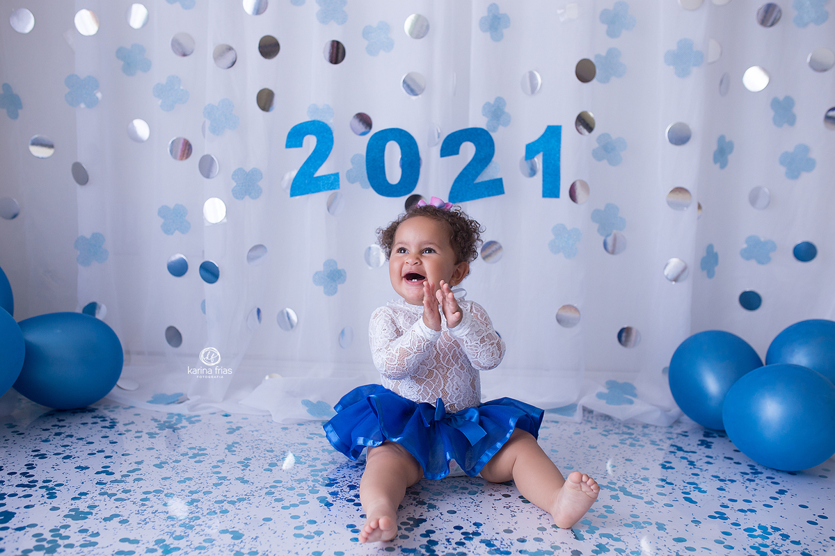 no ensaio de fim de ano a menina bate palmas