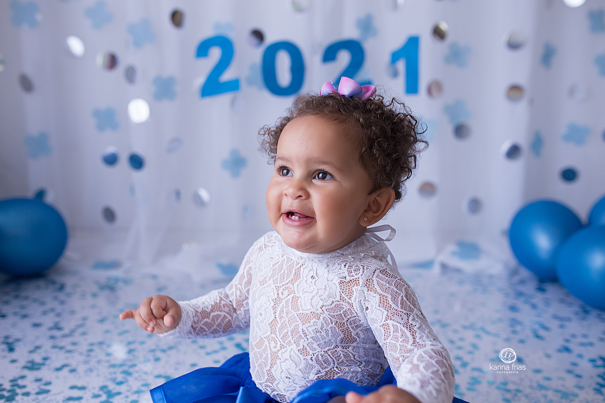 a criança sorri para a fotografa de caxias do sul, karina frias