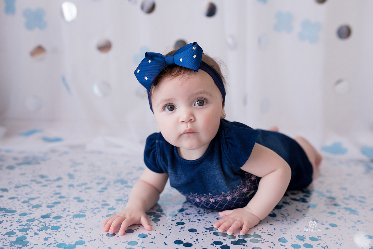 a menina engatinha nas fotos de seu acompanhamento mensal