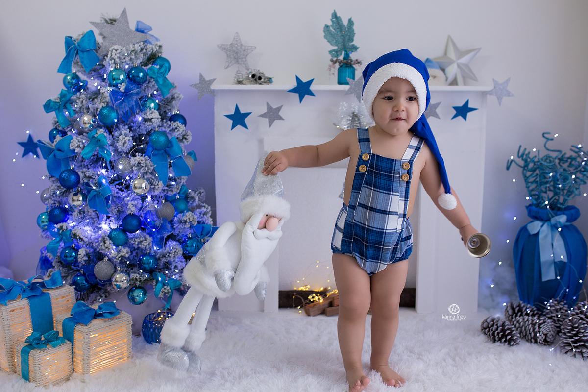 o menino segura o papai noel nas fotos de natal 2020 em caxias do sul