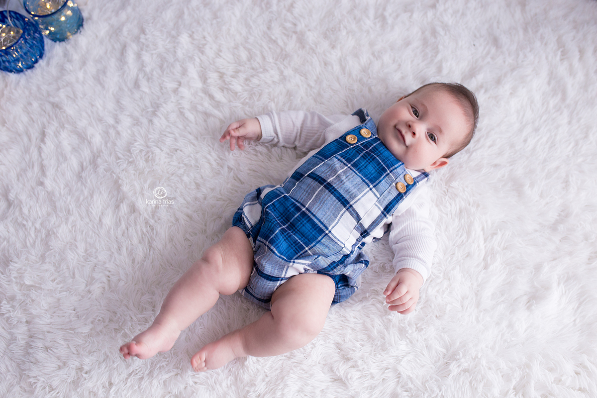 no ensaio infantil o menino sorri para a fotografa de bebes de caxias do sul, karina frias