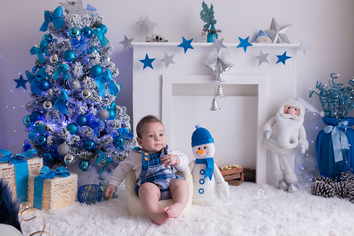o menino posa na sessão de natal