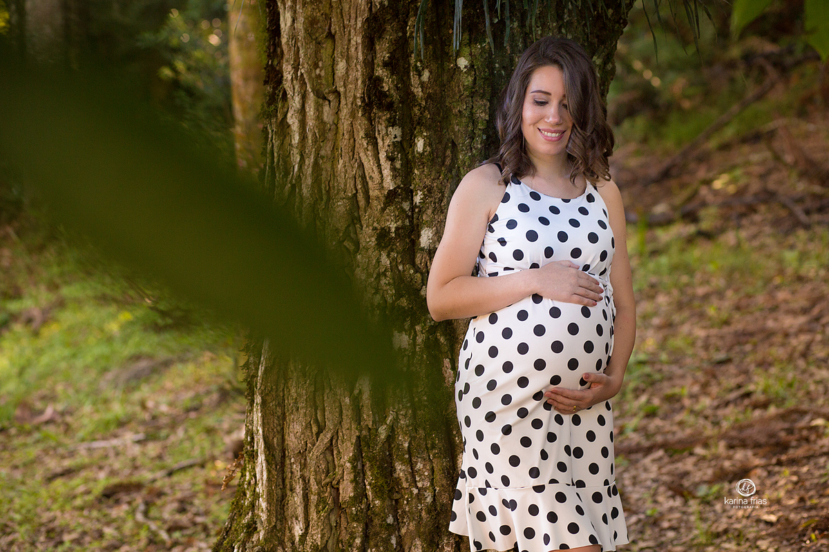 a gestante sorri durante ensaio