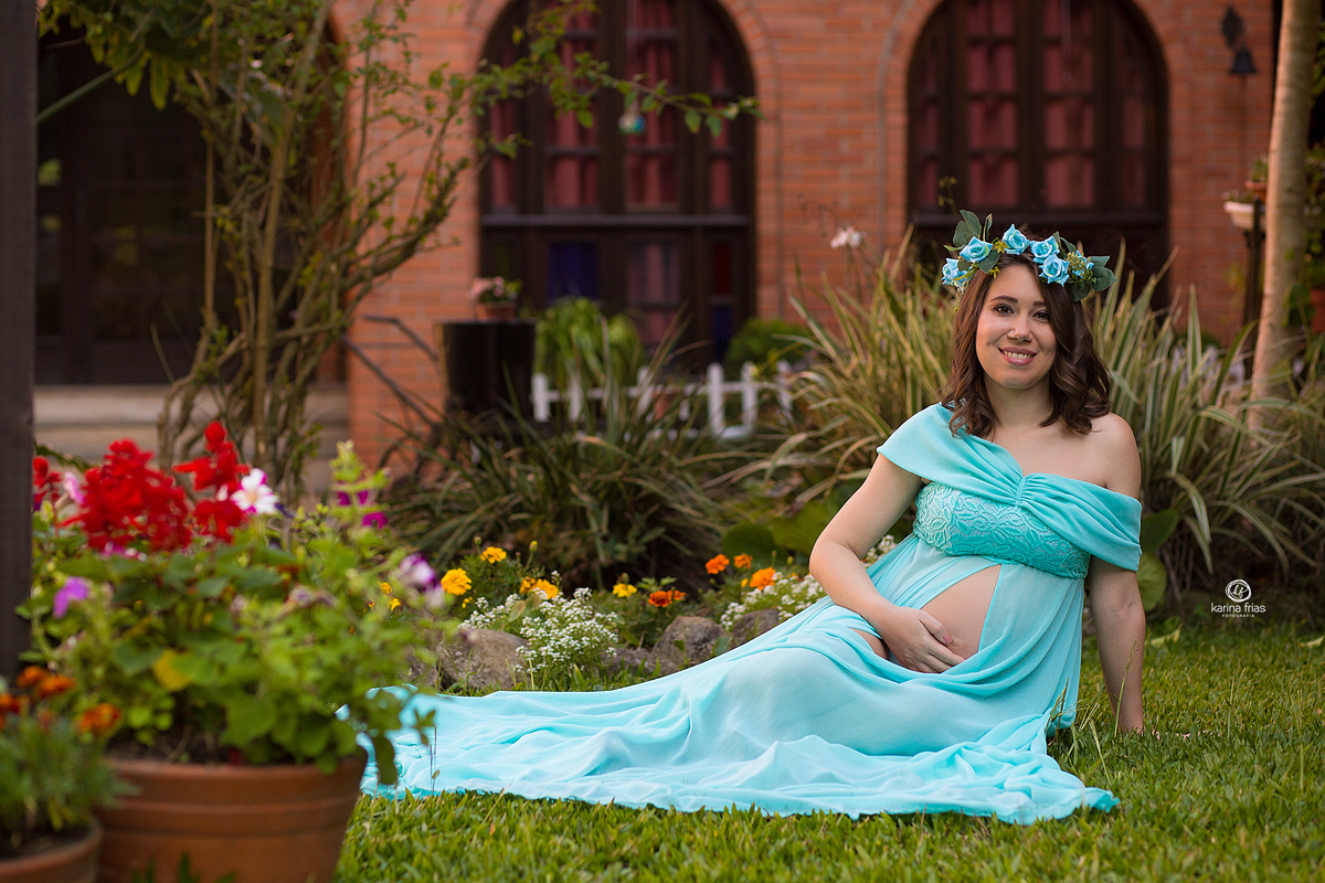 no ensaio de gestante a modelo sorri para a fotografa de caxias do sul, karina frias