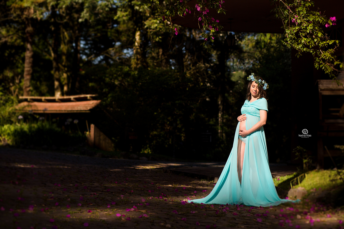 a gestante posa no ensaio externo