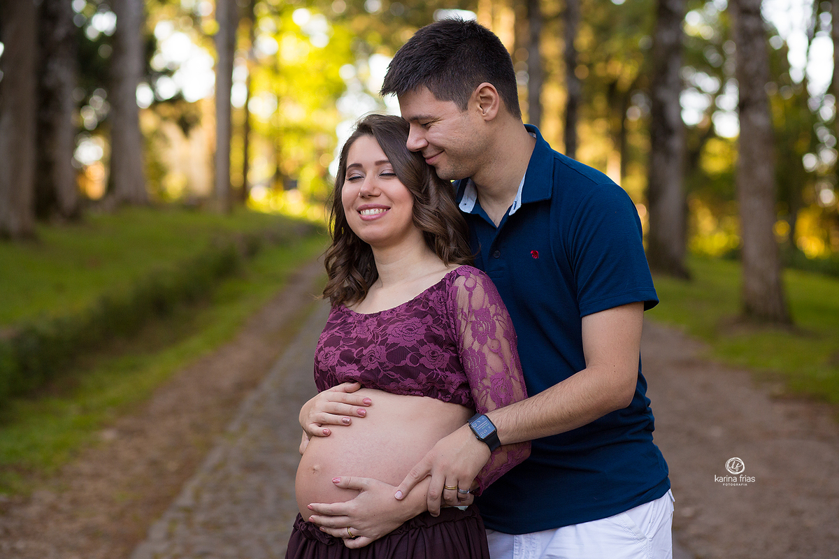 o pai abraça a mãe no ensaio externo