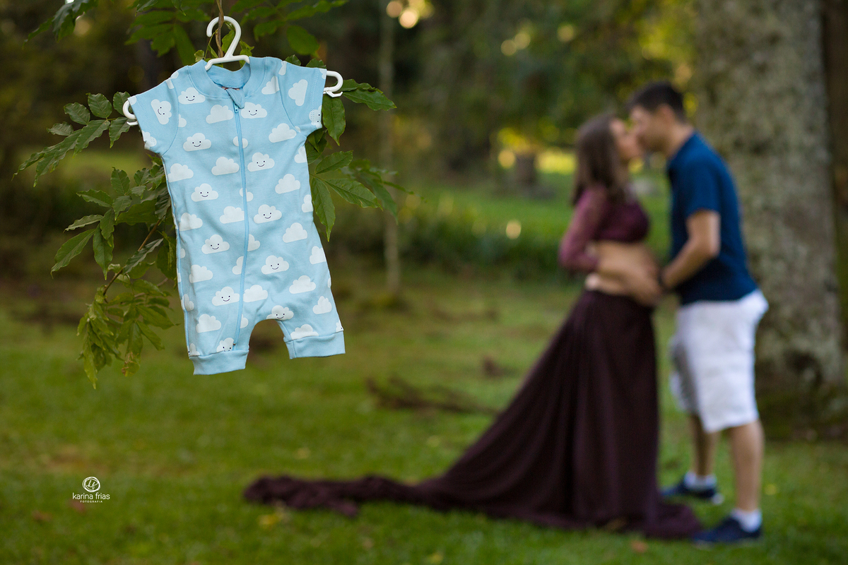 os pais ficam desfocados ao fundo no ensaio