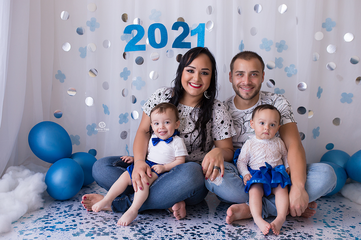 a familia posa nas fotos de ano novo e natal