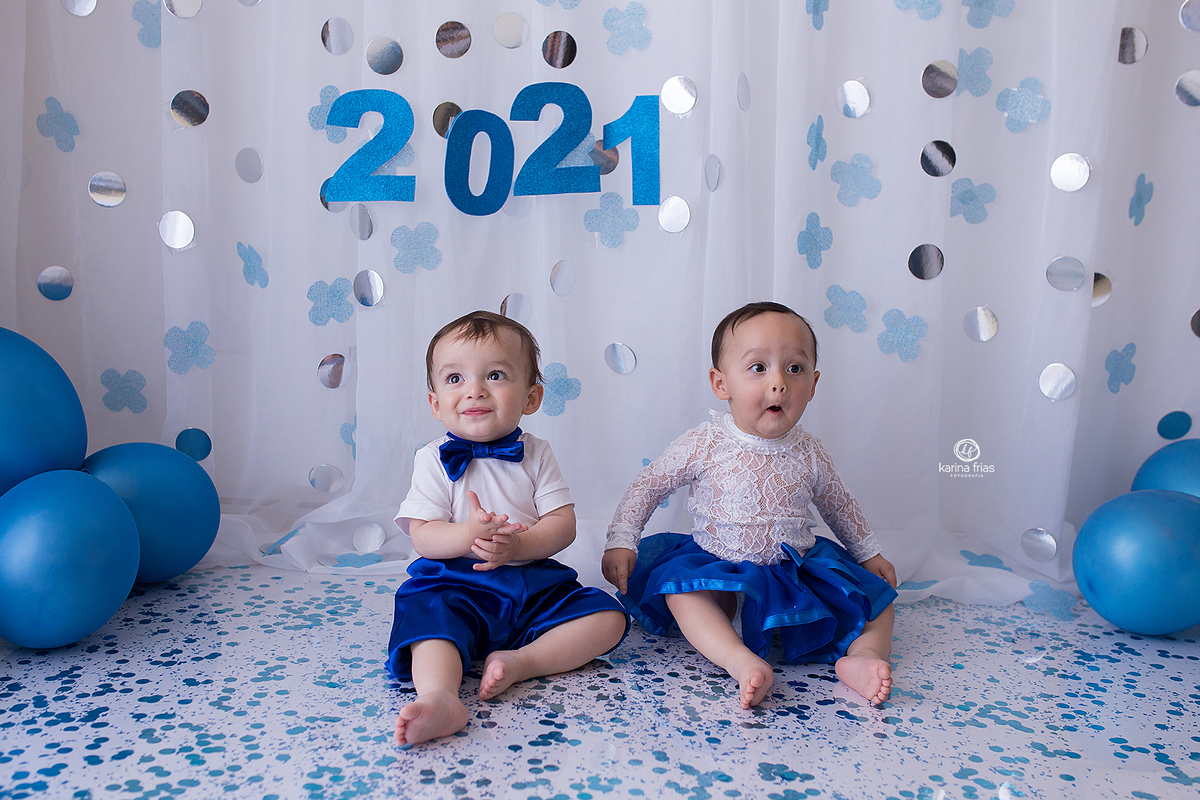 as crianças brincam no tema de ano novo