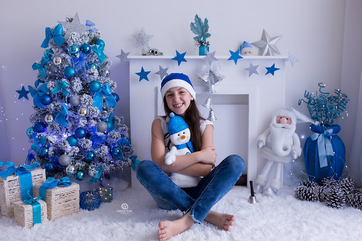 a menina esta segurando o boneco de neve