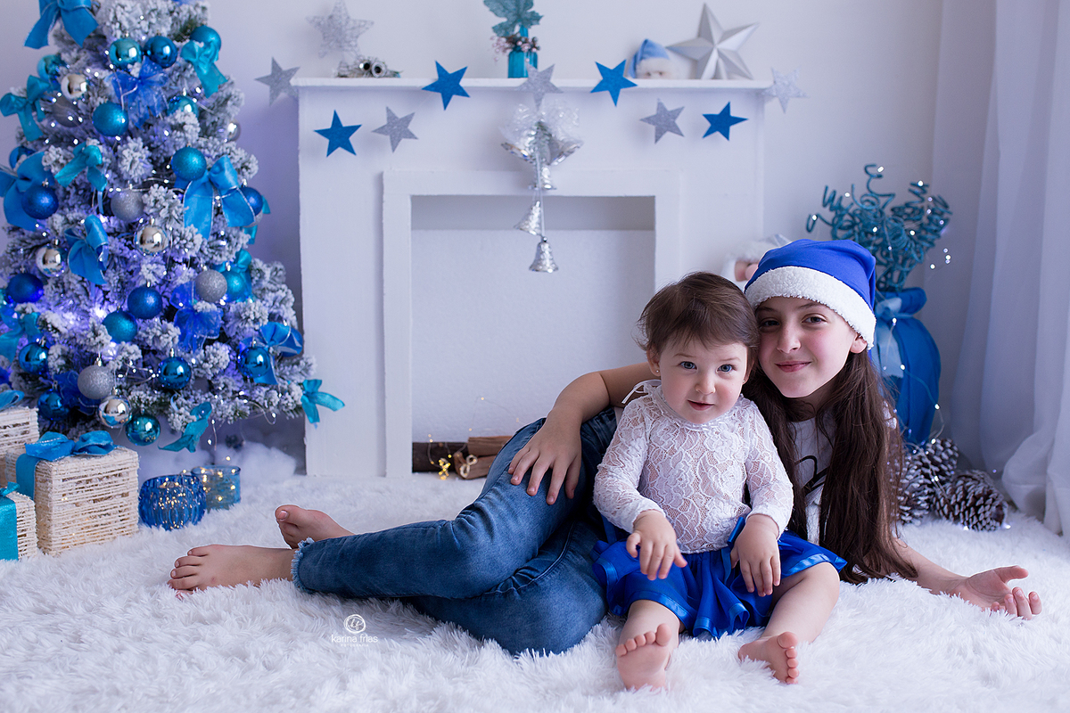 no ensaio natalino, as irmas estao deitadas no chão