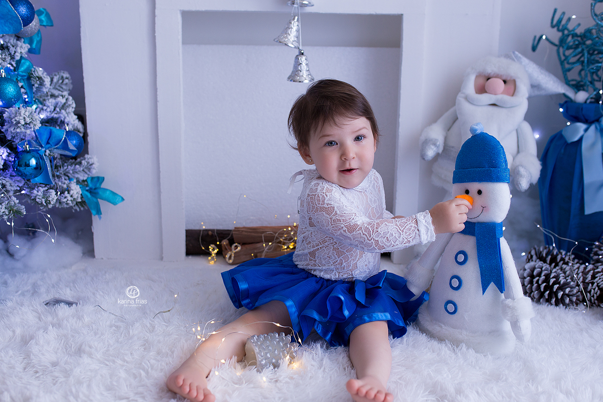 a menina sorri para a fotografa de bebes de caxias do sul, karina frias