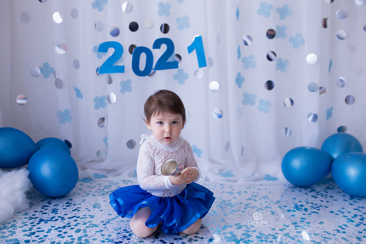 a menina tambem fotografou no cenario de ano novo