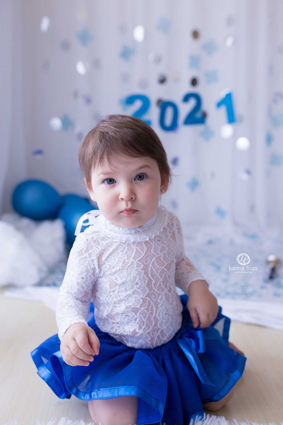no ensaio de natal 2020, a menina olha para a camera.