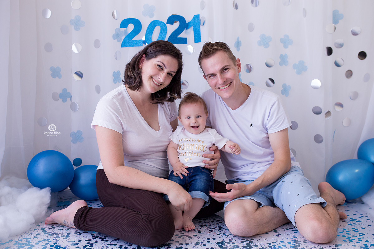 a familia posa no cenario de ano novo