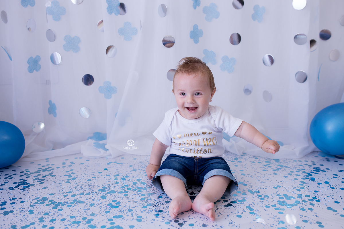 o bebe brinca na sessão de fotos