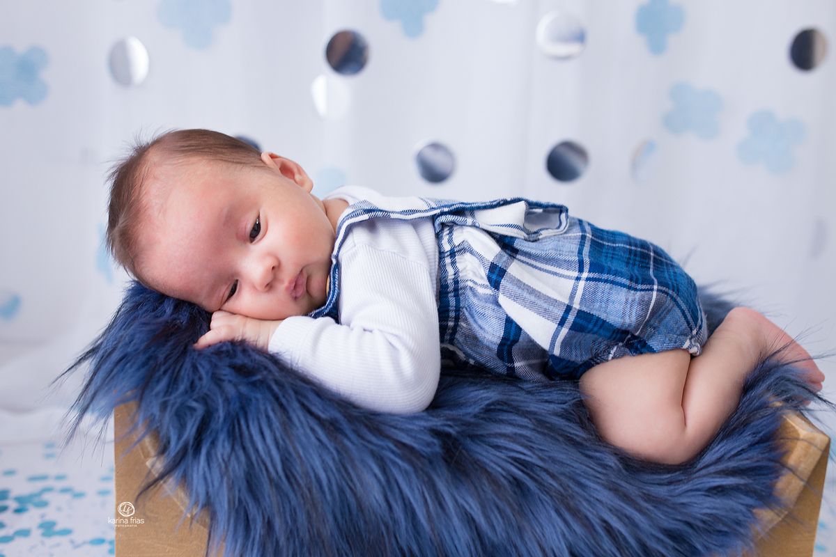 no ensaio infantil o bebe esta deitado