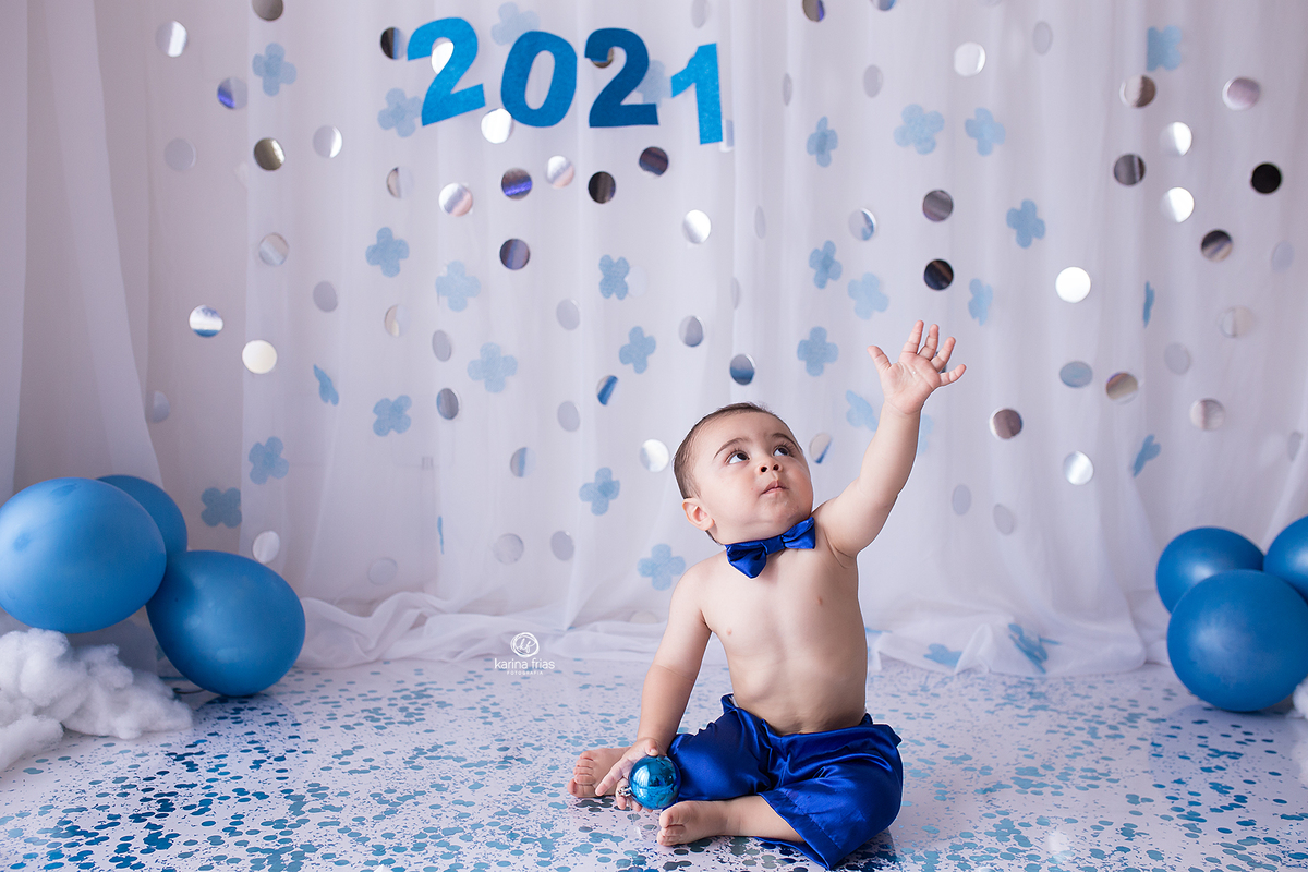 o menino se diverte no ensaio de ano novo