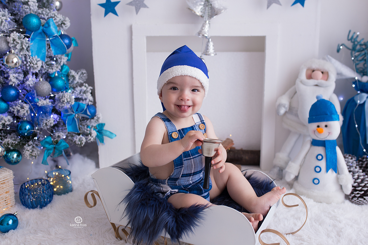 o menino mostra a lingua nas fotos de natal 2020