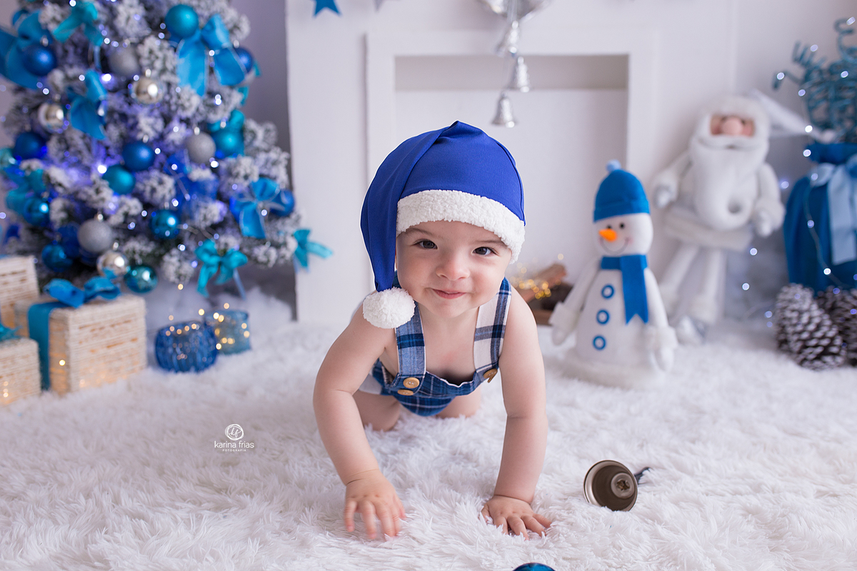 o menino sorri durante ensaio infantil