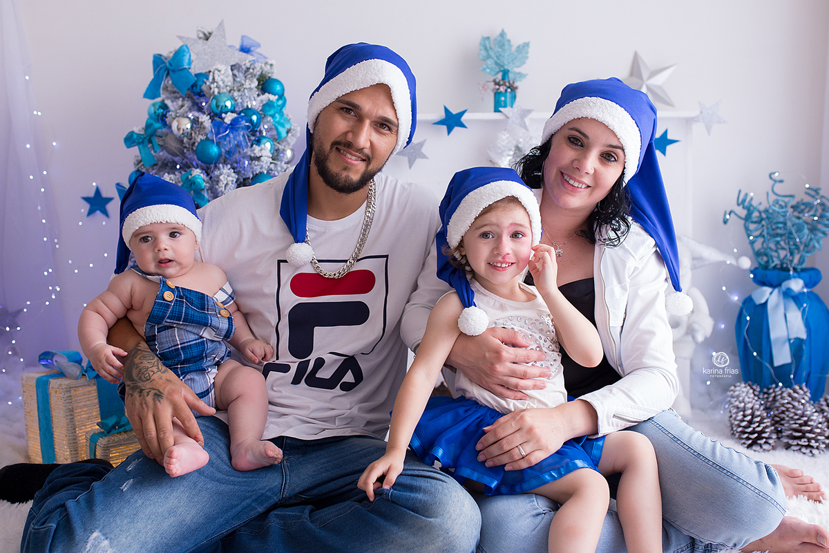 a familia posa na sessão de natal 2020