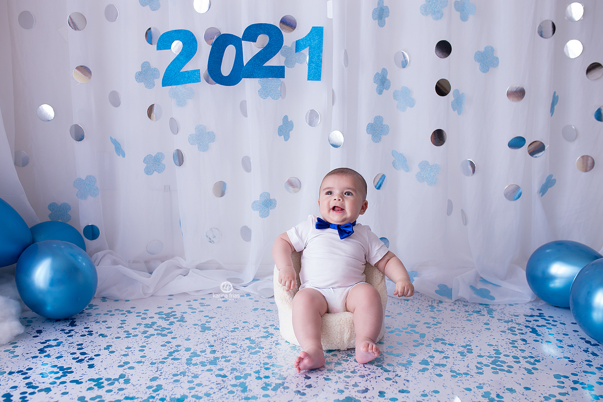 o bebe se diverte no ensaio infantil