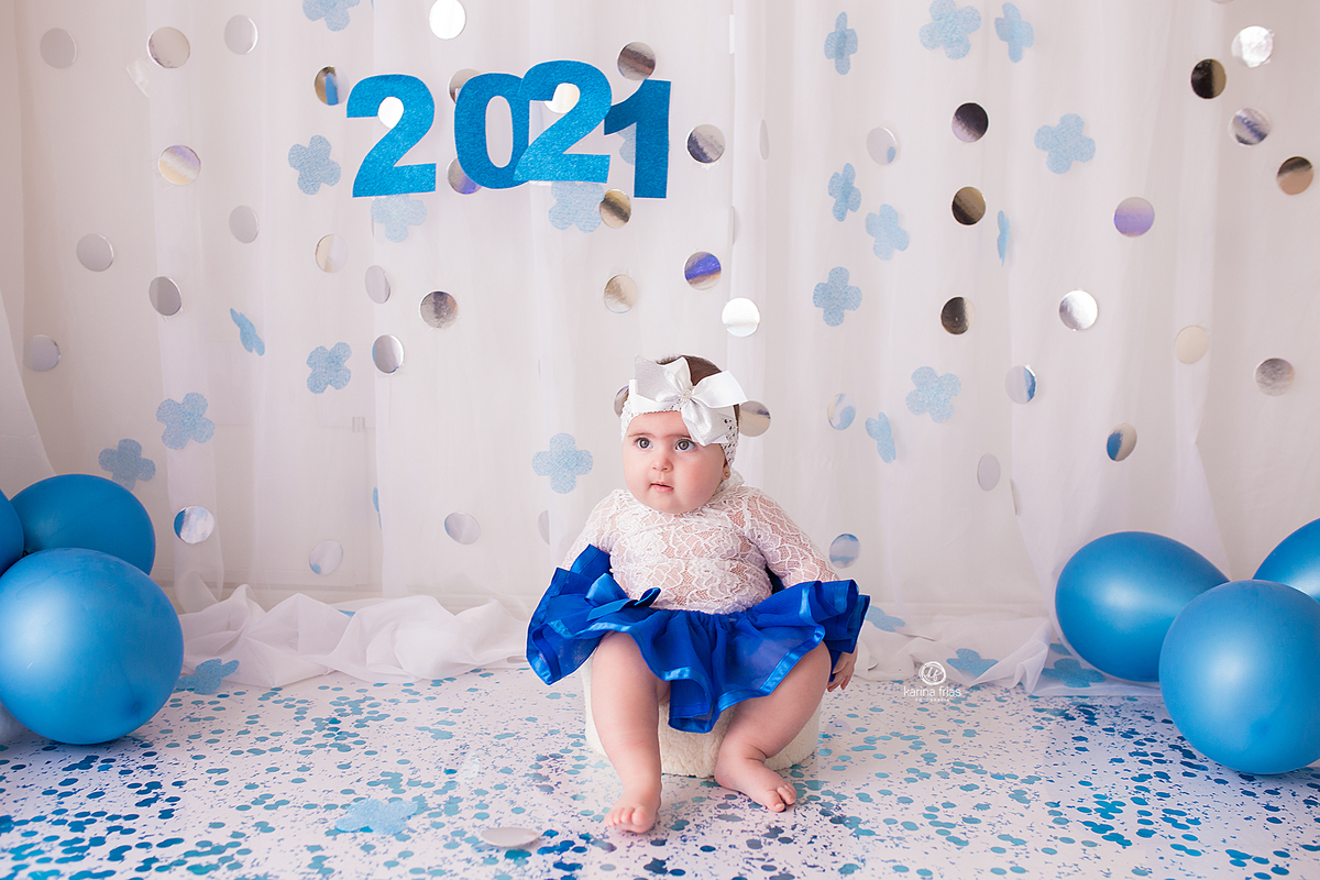 a menina esta sentada no cenario de ano novo