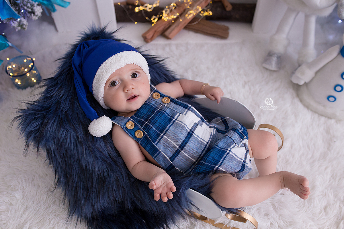 o menino esta deitado no treno para as fotos de natal 2020