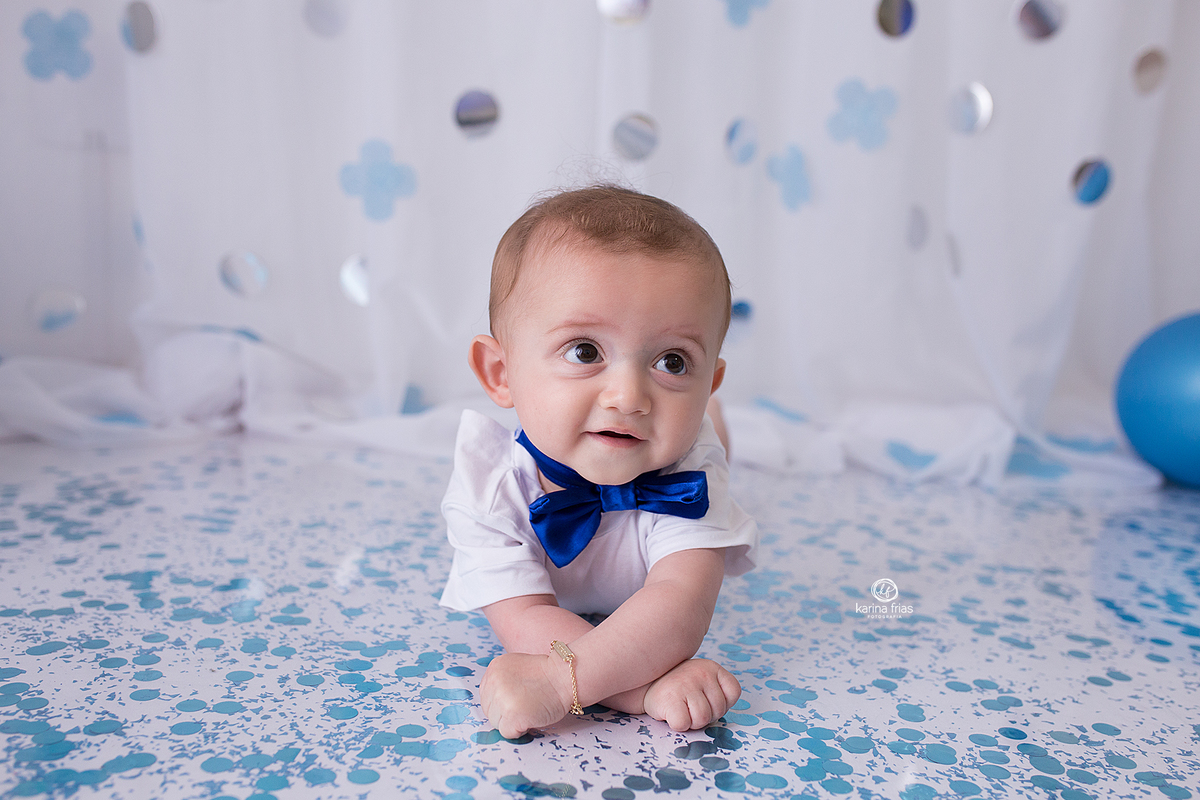 o menino esta meigo para as fotos infantis