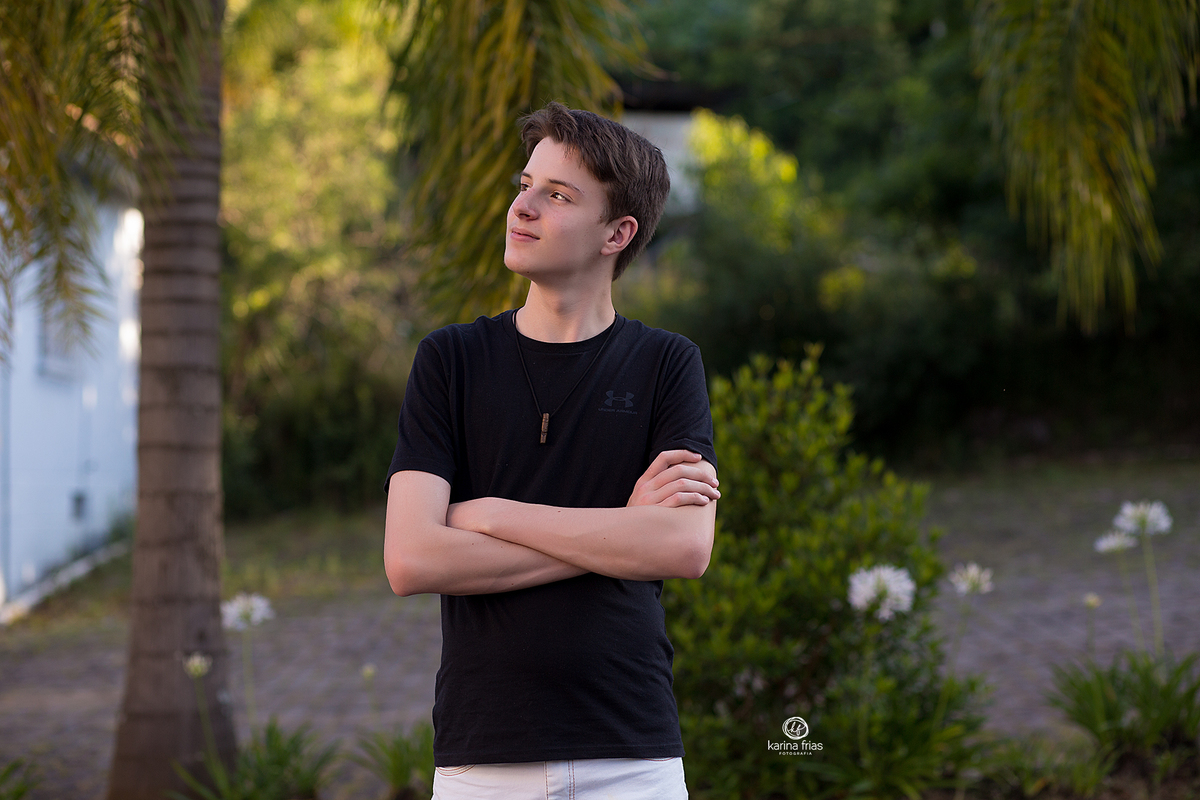 o menino posa para a fotografa de familia de caxias do sul, karina frias