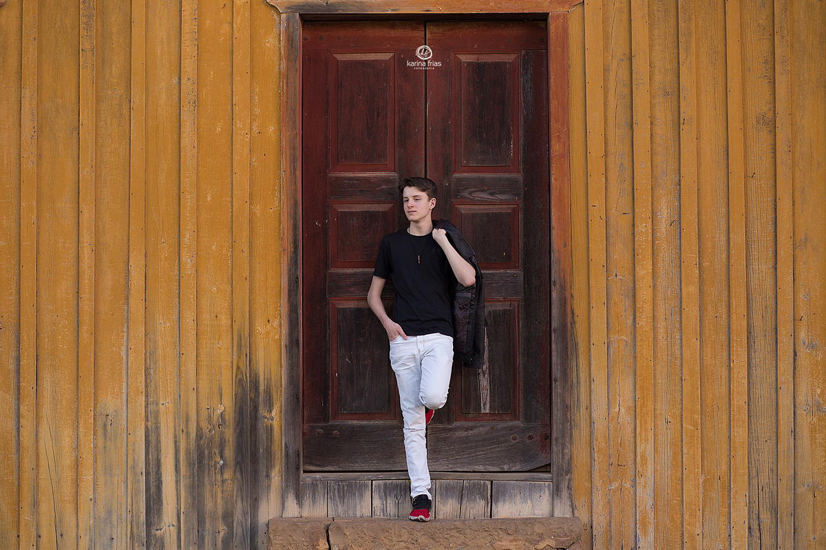 no ensaio externo o menino posa