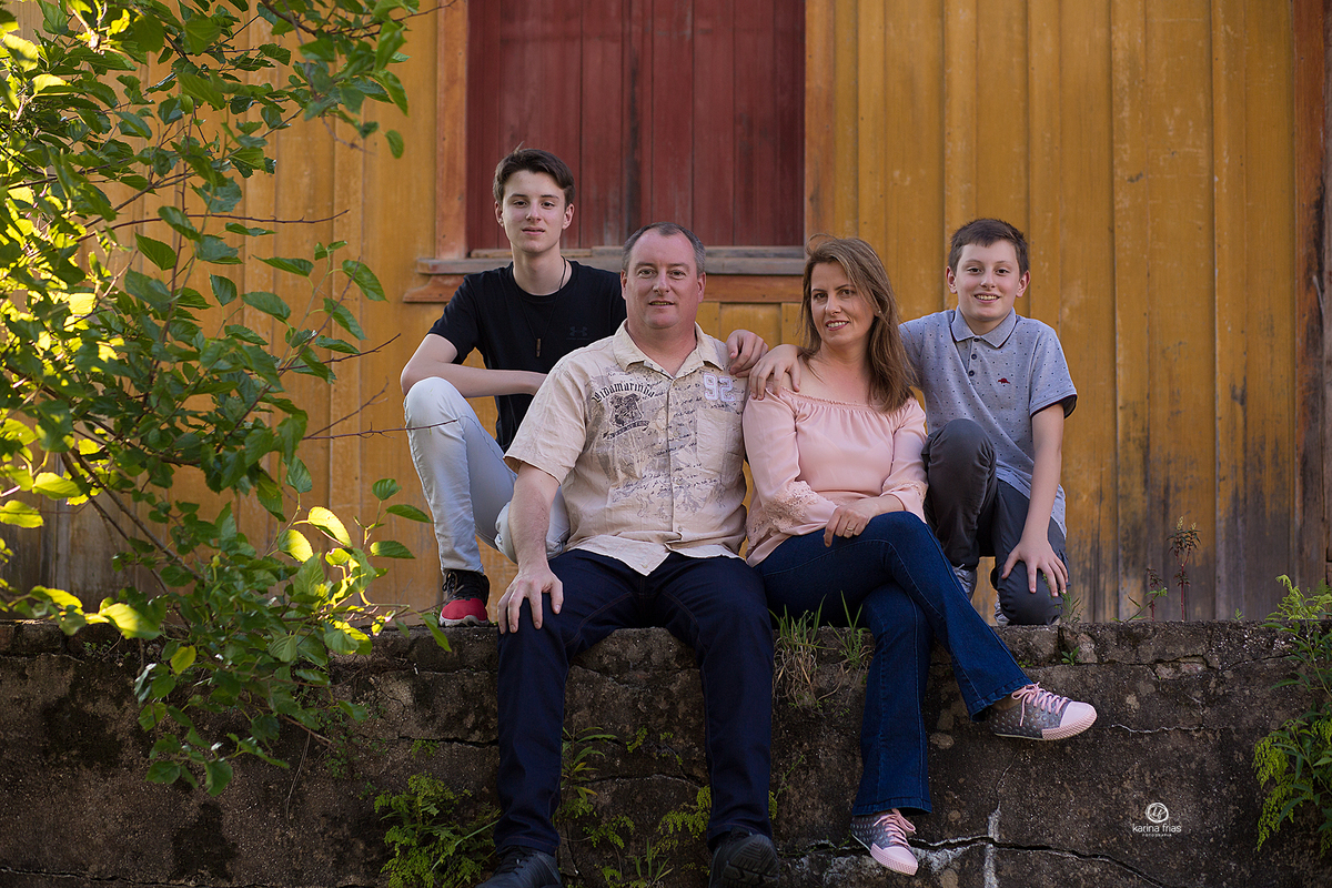 no ensaio em familia externo, as pessoas sorriem