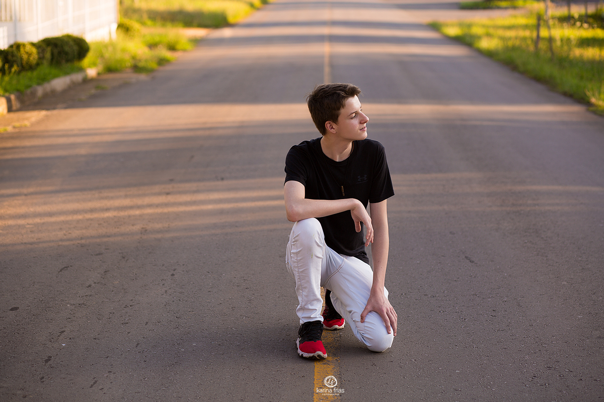 o menino fica no meio da estrada para as fotos externas