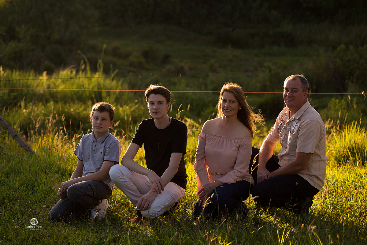a familia posa para a fotografa de caxias do sul, karina frias