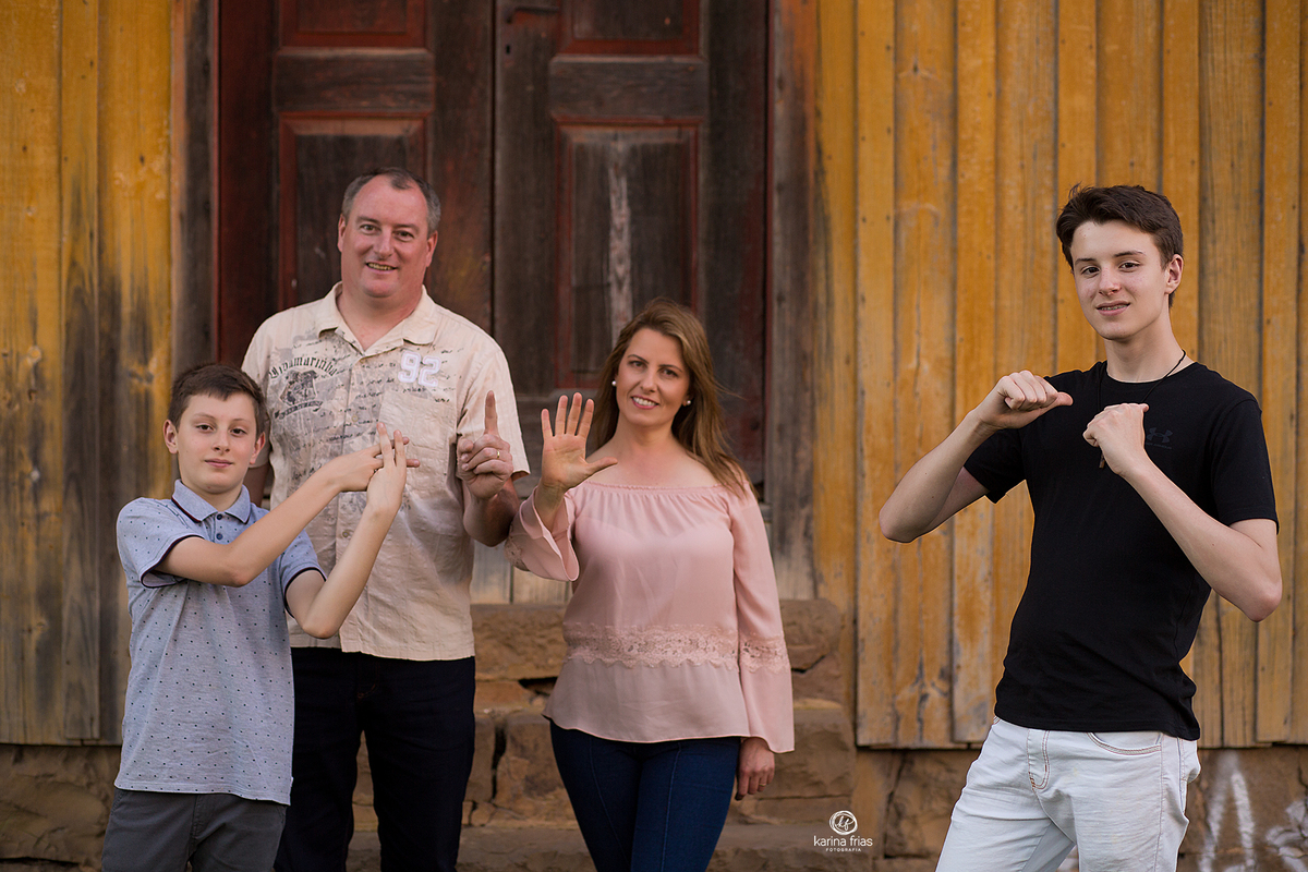 a familia faz sinais para mostrar os 15 anos do filho