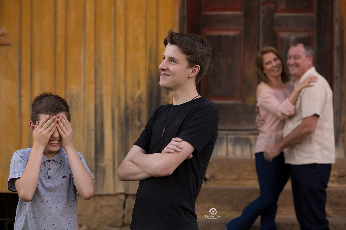 a familia se diverte no ensaio em caxias do sul-rs