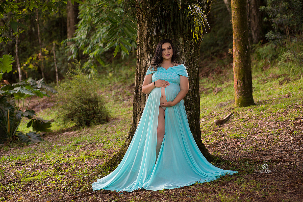 a modelo olha para a fotografa de gestantes de caxias do sul, karina frias