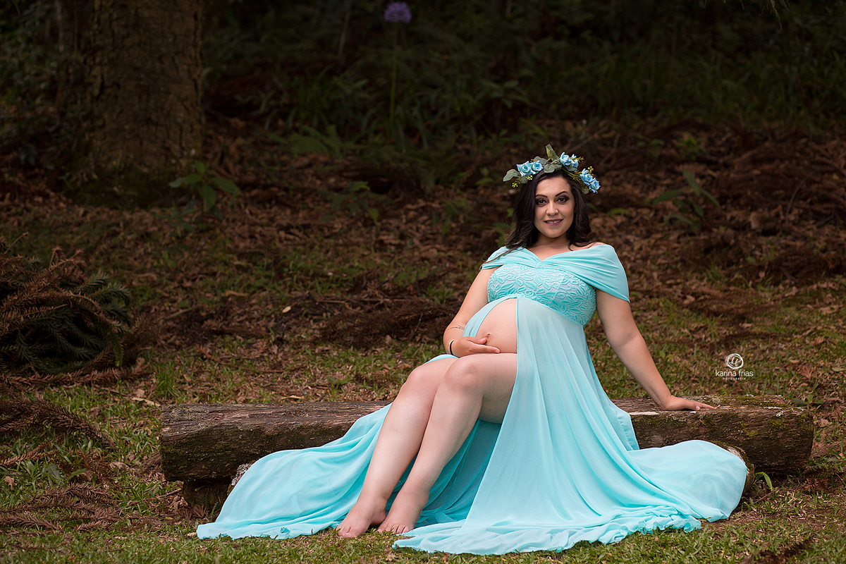 no ensaio de gestante a mulher esta sentada