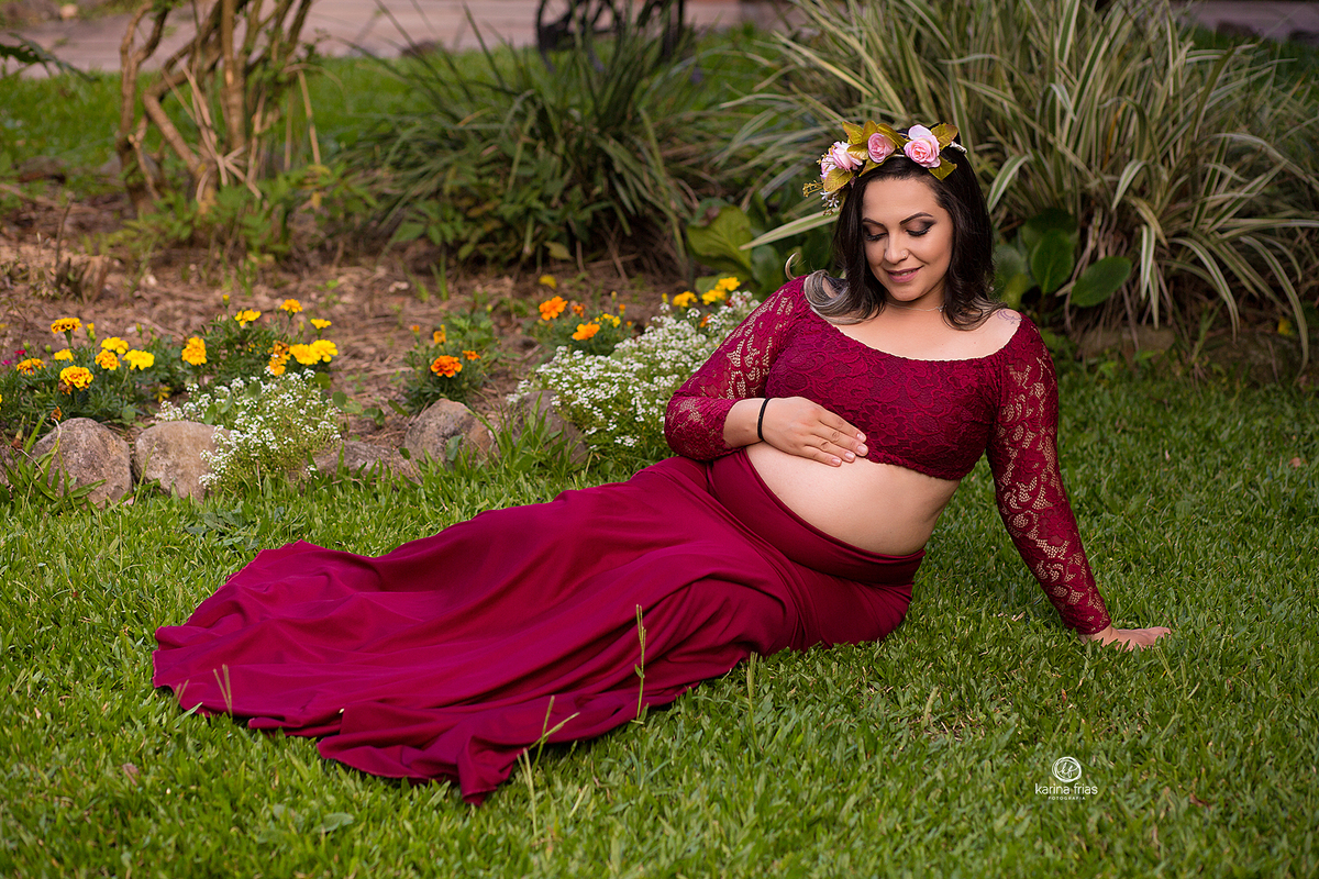 a modelo olha para a barriga na sessão de fotos externas