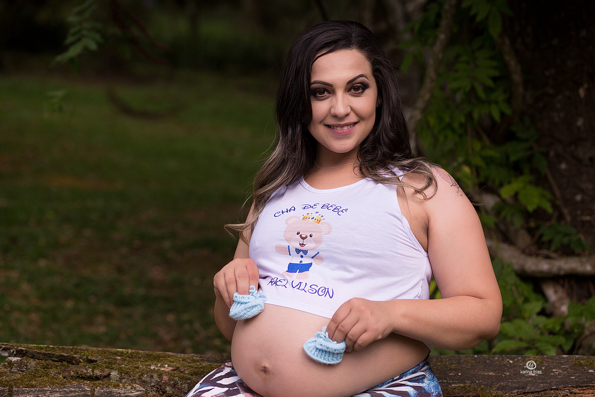 no ensaio de gestante levamos sapatinhos do bebe