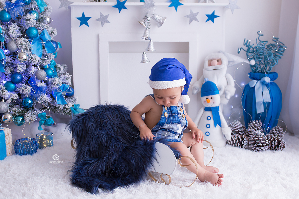 no ensaio infantil o bebe olha o treno