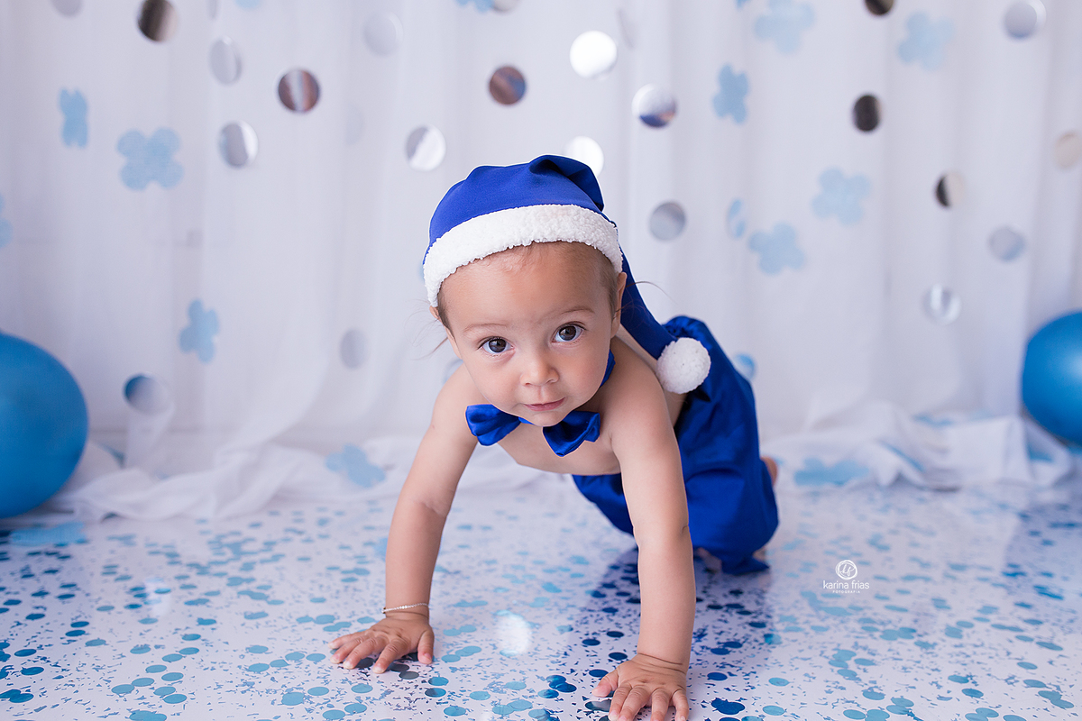 o menino olha para a fotografa de bebes de caxias do sul, karina frias