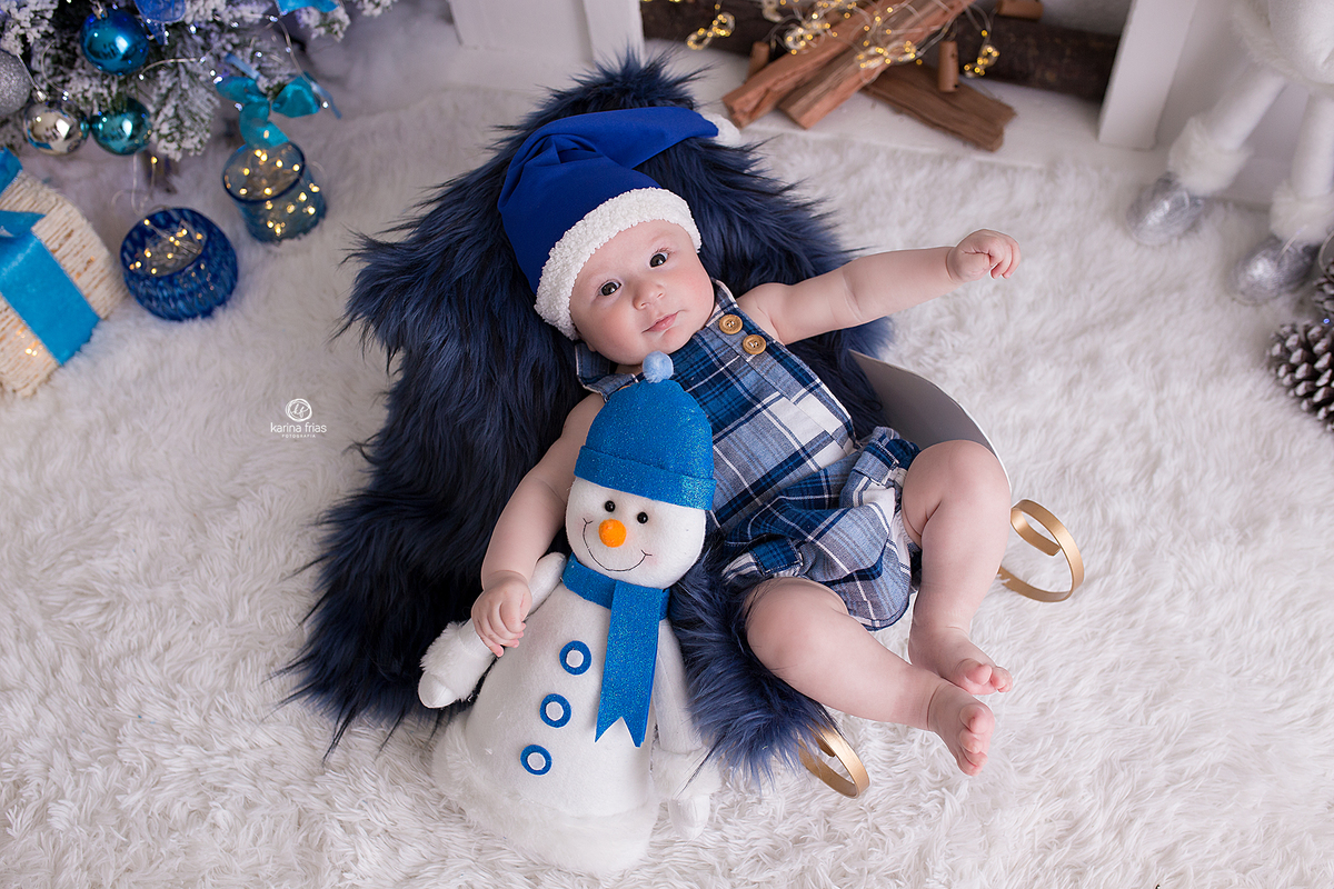 no ensaio de natal o menino olha para a fotografa de caxias do sul, karina frias