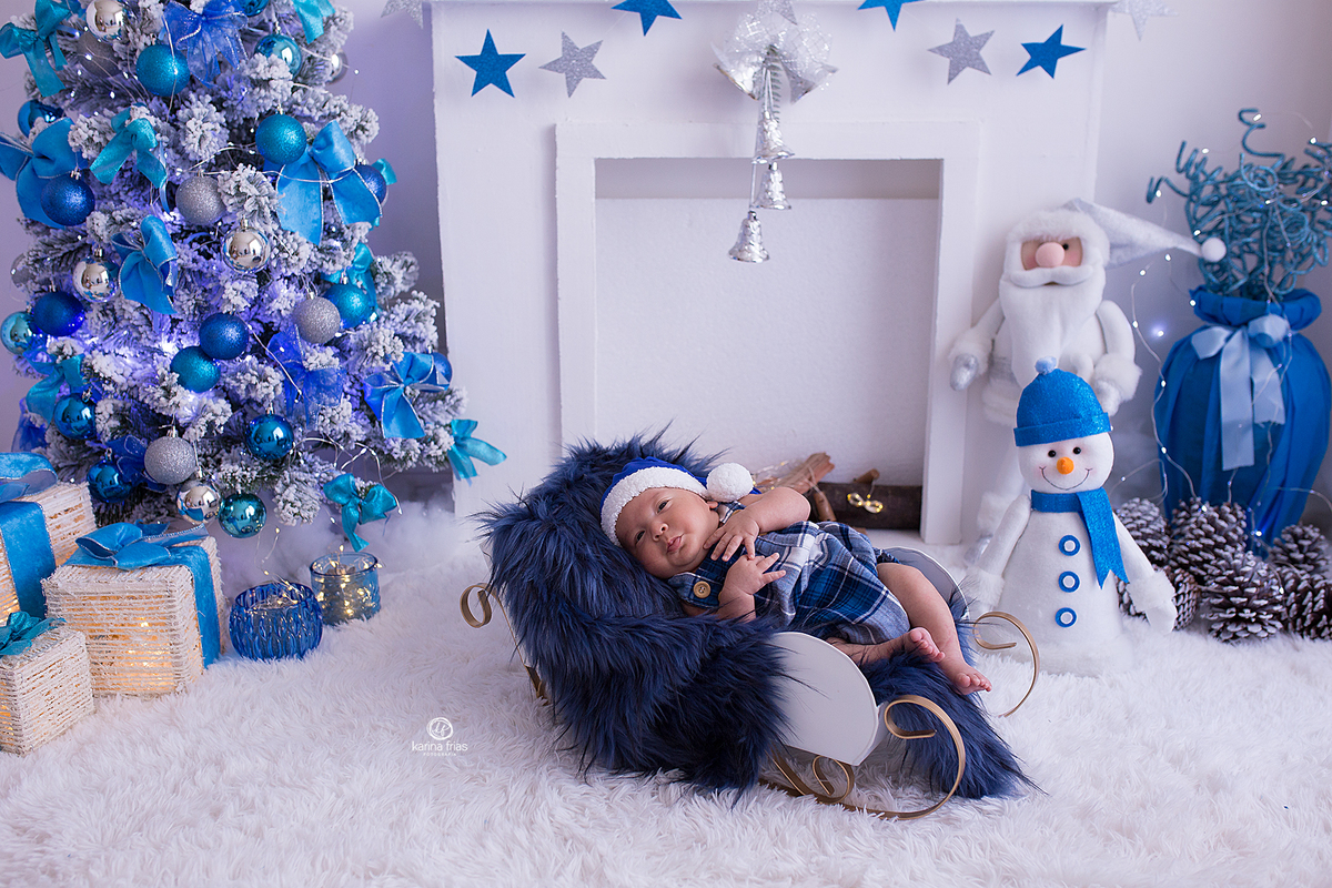 o menino esta deitado no treno do papai noel