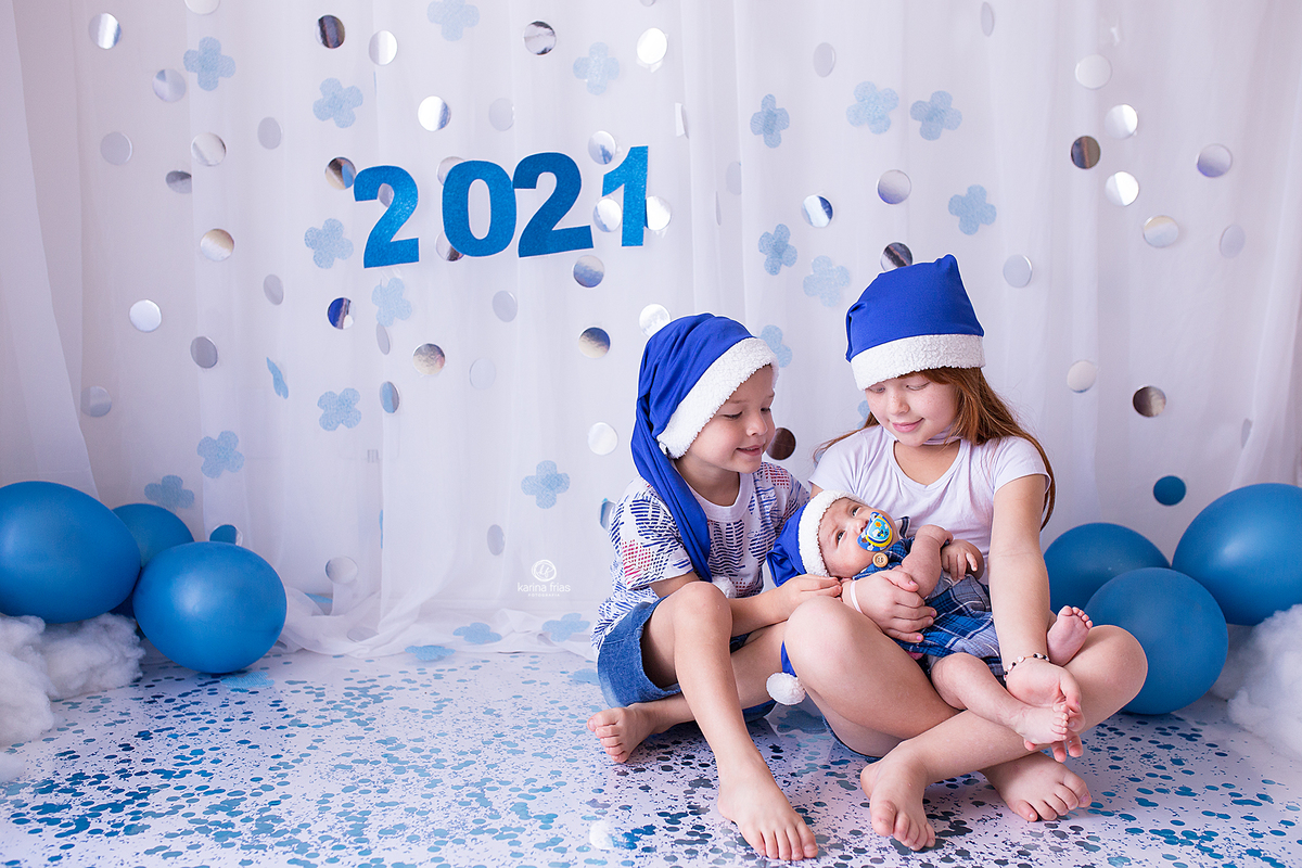 os irmaos posam no cenario de ano novo